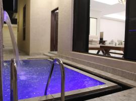 فيلا عصرية بمدخل خاص و مسبح, hotel in Riyadh