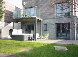 House 10, hytte i Looe