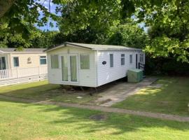 Beautiful 6 Berth Caravan With Wifi In Hampshire Ref 81337sb, campsite in Milford on Sea