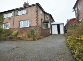 Lovely 3 bedroom house in Romiley, Stockport with parking for 3 cars โรงแรมที่มีที่จอดรถในRomiley