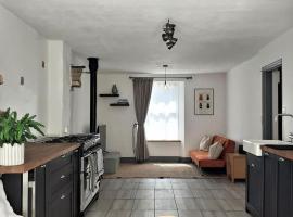 Newly renovated characterful cottage, Wheal Rose, hotell sihtkohas Scorrier