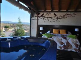 Suite rural con jacuzzi, casă de vacanță din Cabañas de Polendos