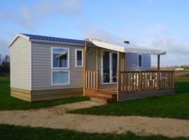 DOMAINE DE LA GRANGE DES CHAMPS, glamping site in Lorris