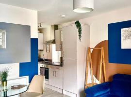 1 Bed House at Velvet Serviced Accommodation Swansea with Free Parking & WiFi - SA1, hotel di Swansea