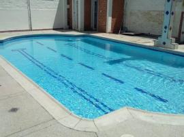 Casa con piscina para descanso, maison de vacances à Chachagüí