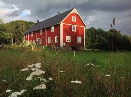 Vilshult에 위치한 비앤비 La Maison Rouge de Slätten Bed and Breakfast