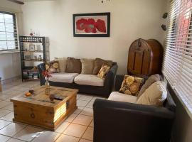 Casa Gaviotas Art cozy 2 bed house with art studio close to downtown, holiday home in La Paz