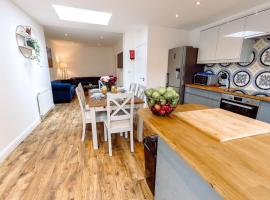 Chute House 4 bed house private garden city center, holiday home in Exeter