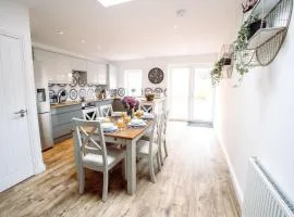 Chute House 4 Bed House Private Garden City Ccenter