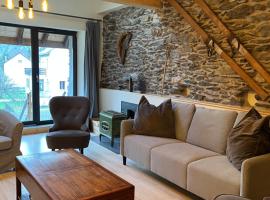 Spacious town house in the center of le Bourg d'Oisans，勒布爾杜瓦桑的飯店