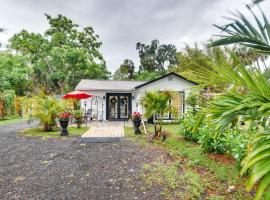 New Smyrna Beach Cottage about 1 Mi to Downtown!, feriebolig i New Smyrna Beach