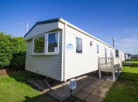 Lovely 6 Berth Caravan With Decking For Hire In Norfolk Ref 50026k