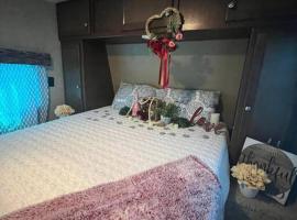 Brisas de Isabela Cozy Glamper 1, hotel sa Isabela