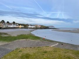 32 Maescurig, pet-friendly hotel in Newport