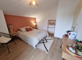Etxea Dorea - Chambre chez habitant - maison basque, cheap hotel in Lahonce