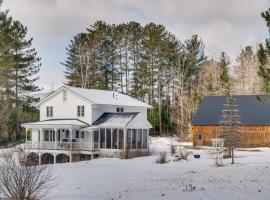 Rustic Mountain-View Farmhouse on 159 Acres, holiday home in Lancaster