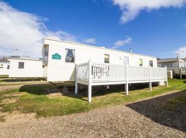 6 Berth Caravan For Hire With Decking At Manor Park In Norfolk Ref 23017s, hotel in Hunstanton