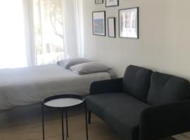 Studio refait à neuf avec jardin Aigues Mortes, hotel ad Aigues-Mortes