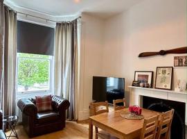 1 bedroom apartment in Shepherds Bush, London, khách sạn gần Sân vận động Loftus Road, London