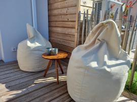 La Cabane de Jeanne ~ 10 minutes à pied de l'océan, hotel in Mimizan