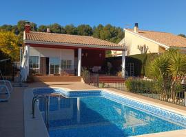 Chalet con piscina en Liria, hôtel à Llíria