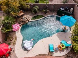 Chic Poolside Oasis - Karaoke - BBQ - Games, hotel in Phoenix