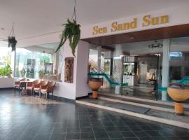 Sea sand sun resort Deluxe Mae Rumphueng beach, hotel dengan parking di Ban Chak Phai