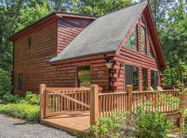 Spectacular Log Cabin Home 45 minutes to Asheville, hotel din Marion