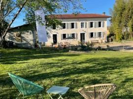 La Chaise Haute, bed & breakfast i Hagetmau