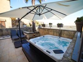 Harbour Views Duplex Maisonette with Jacuzzi Hot tub, cottage in Mġarr