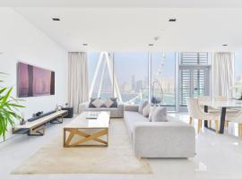 Spectacular 3 BR condo with maids room facing the Dubai Eye, hotel in Dubai