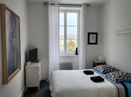 Soirée découverte Laurenza, cheap hotel in Saint-Jean-de-Liversay