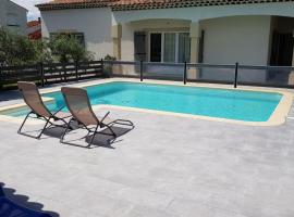 Charmante maison climatisée Vedene - Avignon avec piscine, hotel in Vedène