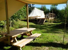 Frisbo Lodge - Glamping tent in a forest, lake view, hotel i nærheden af Luråsliften, Bjuråker