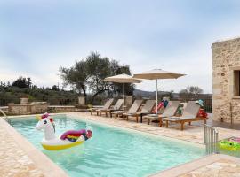 Heliopetra Lux Villa with private Pool, hotel v destinaci Varípetron