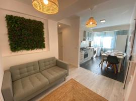 Carcavelos beach walking distance room in shared apartment, B&B di Oeiras