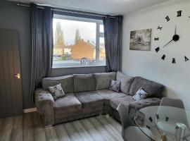 Cosy 3 double bed flat sleeps 6, holiday rental in Bedworth