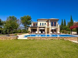 4 bedroom Villa Galinios with large private pool, Aphrodite Hills Resort, hotell i Kouklia