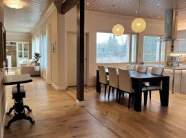 Stunning 5BR 16 Bed Home with Finnish Sauna & Jacuzzi 340 m2, hotel in Tampere