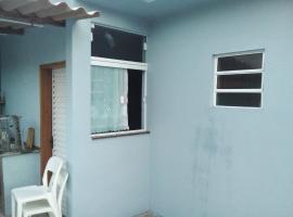 Casa familiar quarto, cozinha, banheiro e piscina a praia está a 700 metros, Hotel in Peruíbe