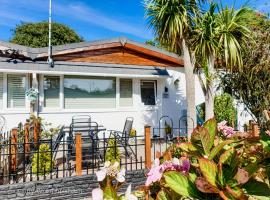 Lucy Lou, charming holiday bungalow in Devon, hotel with parking in Galmpton