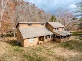 4BR Lodge on Wolf Creek - Fishing, Hiking, New River Fun and Hokie Weekends