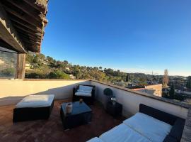 House with jaccuzzi and rooftop, hotel v mestu Mougins