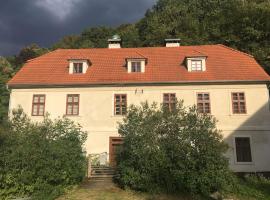 Kamenný dům s výhledem na zámek 20km od Prahy, hotel v destinaci Nižbor