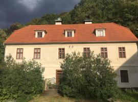 Apt. overlooking the castle Nižbor20km from Prague, hotel en Nižbor