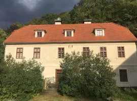 Kamenný dům s výhledem na zámek 20km od Prahy