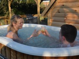 Stamford Meadows Glamping with Private Hot Tubs, overnattingssted i Stamford