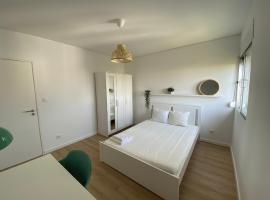 Carcavelos Beach walking distance room in shared apartment, viešbutis mieste Oeirašas