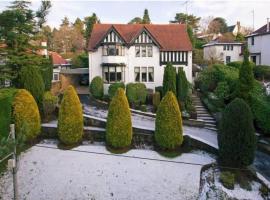 Edwardian Manor near Glasgow City with HEATED POOL & HOT TUB, khách sạn có bồn jacuzzi ở Giffnock