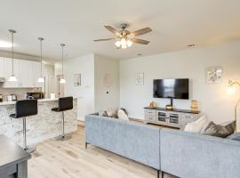 Steps to TCU Campus Modern Fort Worth Apt, hotel in Fort Worth